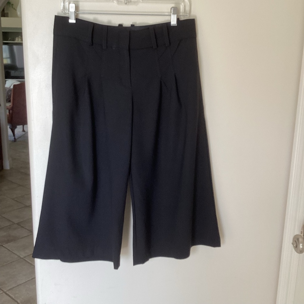BCBGMaxAzria Elegant Black Crop capris/culottes🌹
